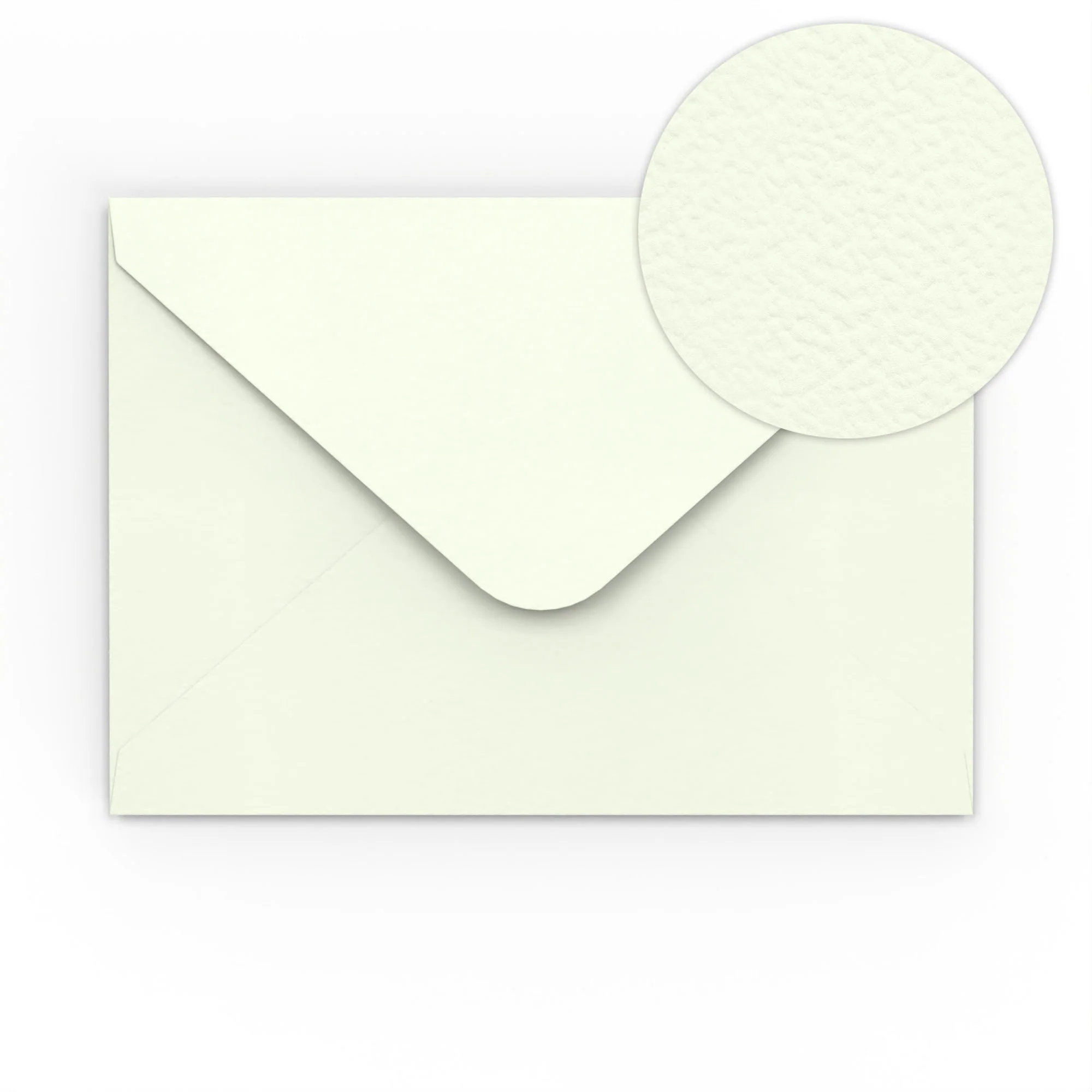 Melkwitte gehamerde papieren enveloppen